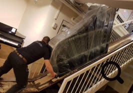 ein Flügel rutsch die Treppe rauf