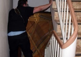 der Träger seitlich neben dem Instrument